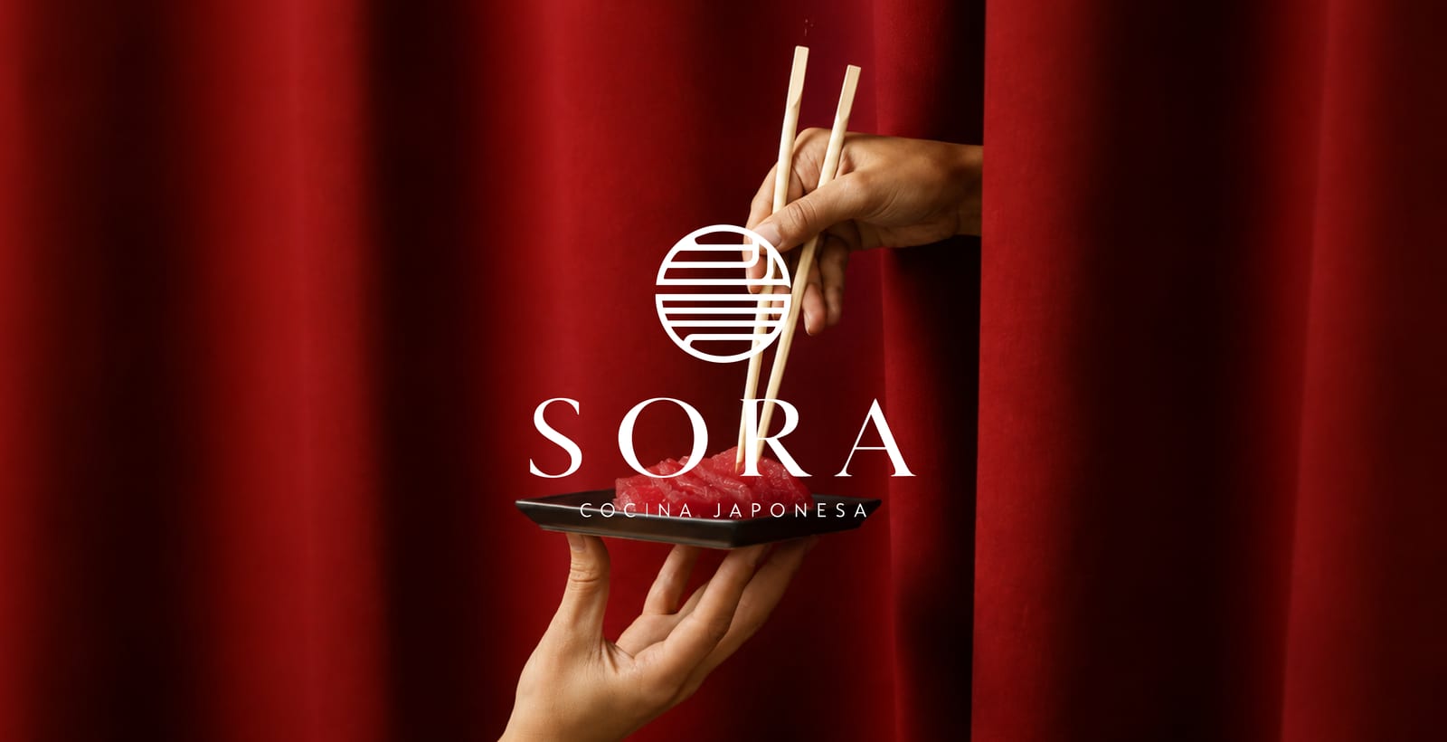 Logotipo de SORA entre cortinas rojas, con palillos y un plato